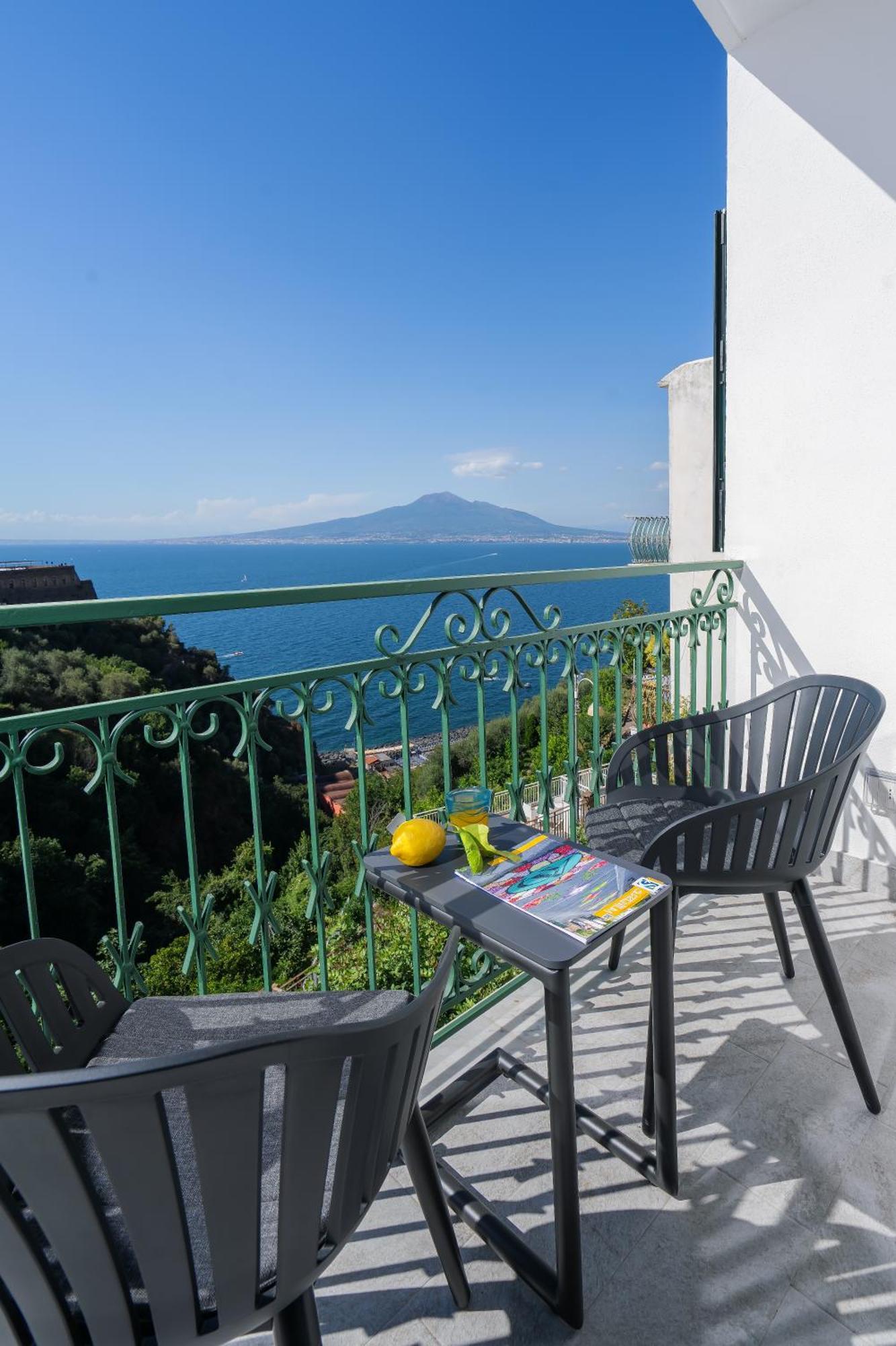 Sea View Deluxe Apartments Vico Equense Exterior photo